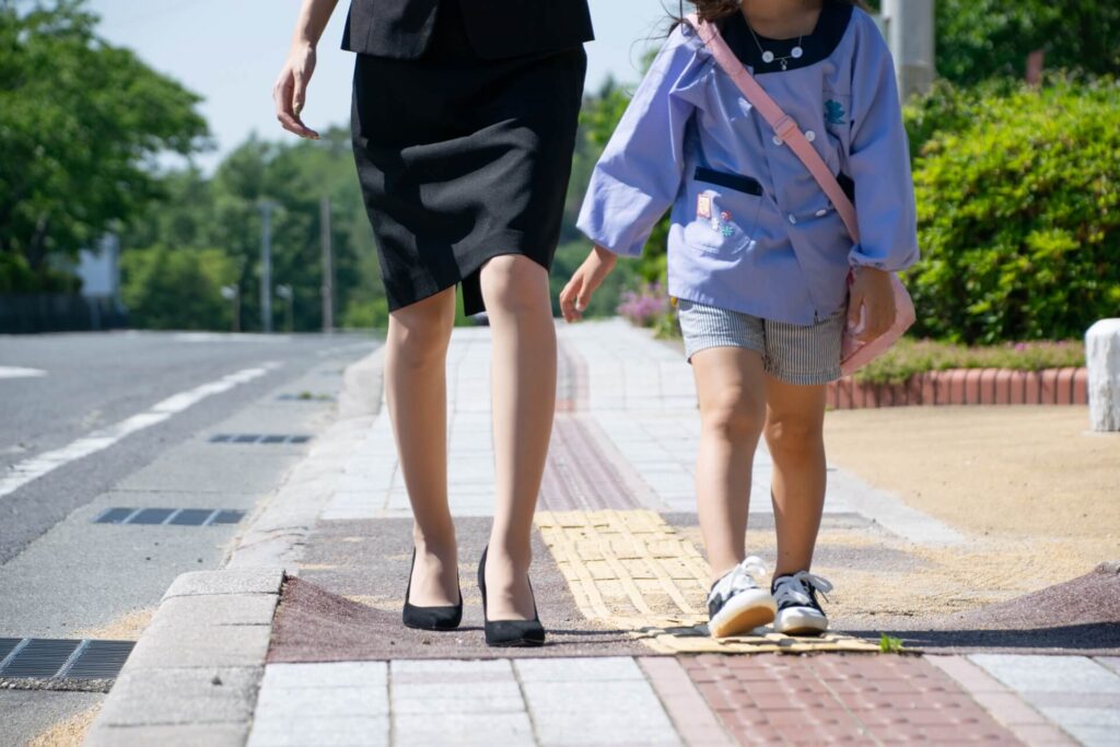 子供と歩く女性